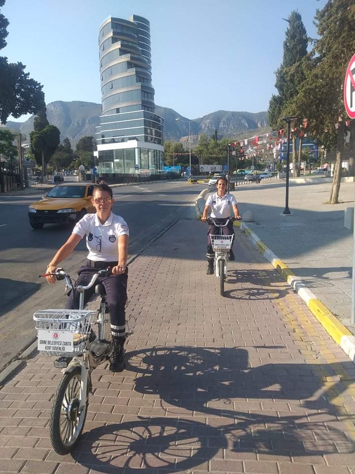 Girne'de elektrikli bisikletlerle devriye