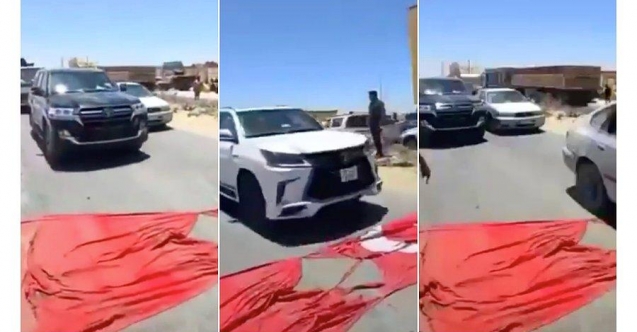 Türk bayrağını yere serip araçlarla üzerinden geçtiler