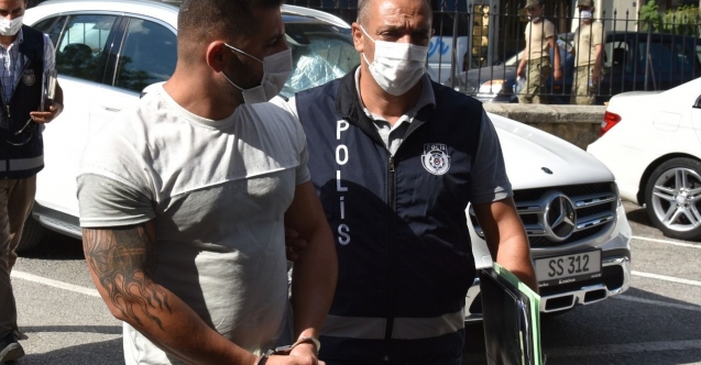 Arabasından tabanca, mermi ve cop çıktı