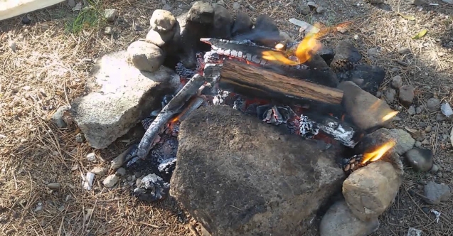 Taş devrine döndük! Karpaz'da insanlar yemek yapmak için dışarıda ateş yakıyor