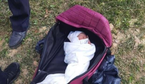 Yenidoğan bebeği çanta içinde parka terk ettiler