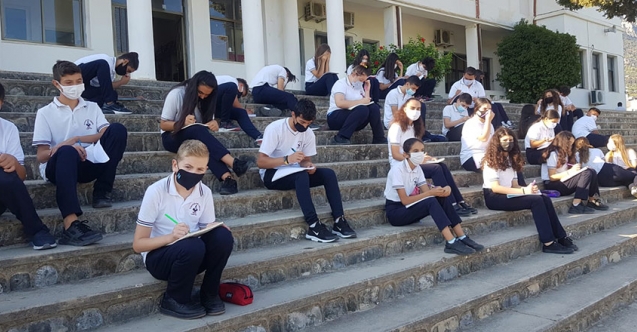 İşte planlama! 47 öğrenciyle tribünlerde ders