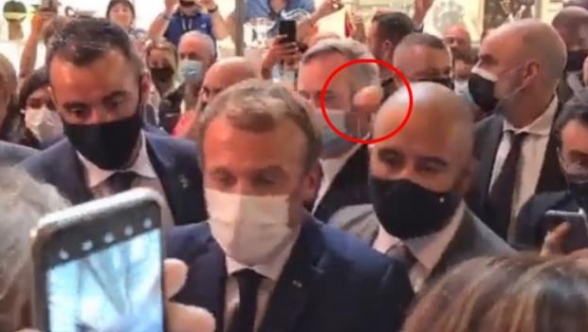 Macron'a yumurtalı saldırı