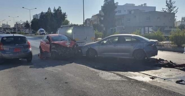 Üç araca çarptıktan sonra durabildi! Gençler yaralandı