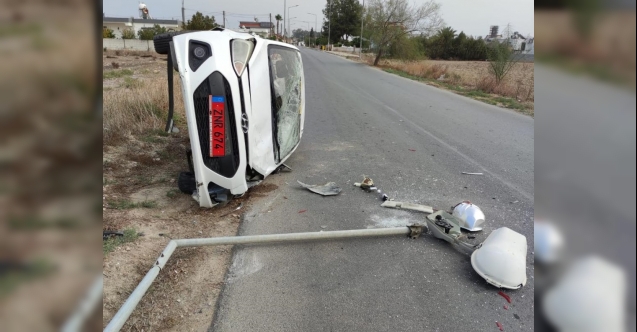 Yoldan çıktı, aydınlatma direğine çarptı