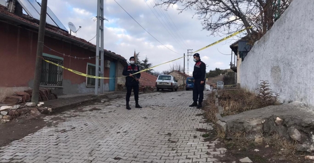 Bir aylık bebeğini sobada yakıp öldürdü
