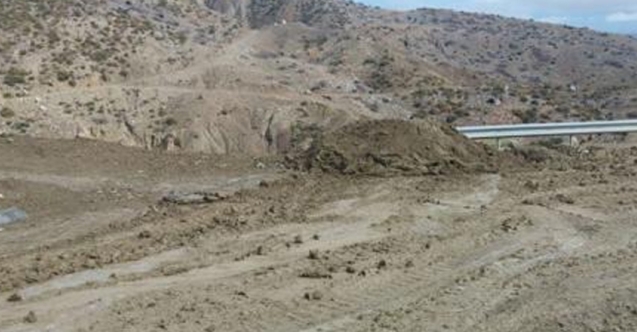 Toprak kaydı, yol kapandı