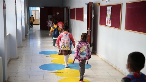 Bir haftada 693 öğrenci ve 69 öğretmen pozitif