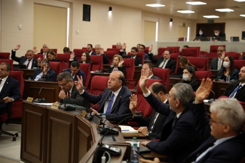 Güven oylaması Pazar'a kalabilir