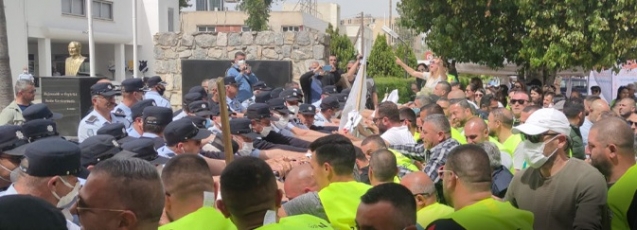 Meclis önünde arbede