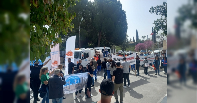 Meclis önünde süresiz oturma eylemi