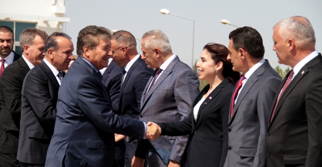 Tüm kabine Üstel'i uğurlamaya gitti