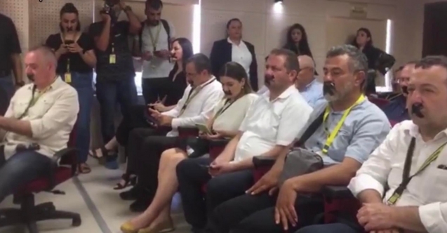 Ağızlarını bantlayıp protesto yapıyorlar