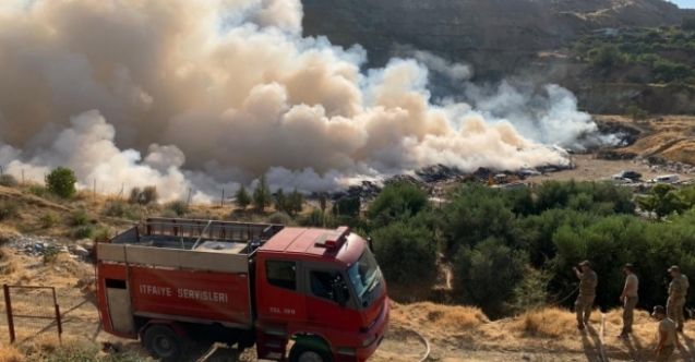 Lefke çöplüğündeki yangına paletli dozerle destek