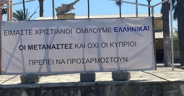 Köy meydanına "ırkçı" pankart!
