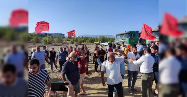 Külliyeye karşı insan zinciri