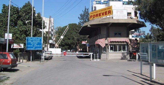 Kıbrıslı Rum, Ledra’daki barikatı yıktı geçti