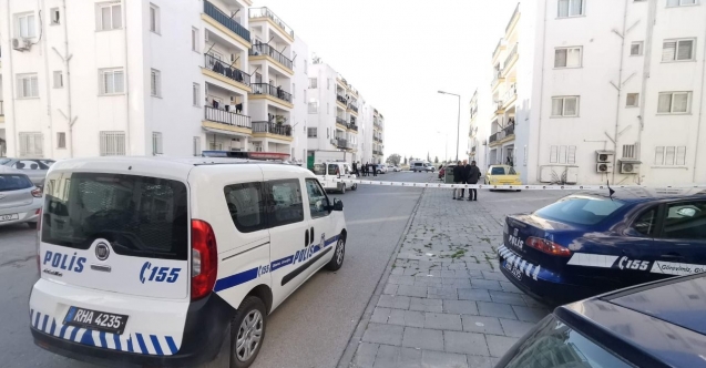 Baltalarla evi bastılar! Balkondan atlayan genç, yoğun bakımda