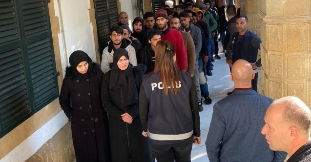 Mülteciler yurda yerleştirildi, sınır dışı edilecekler