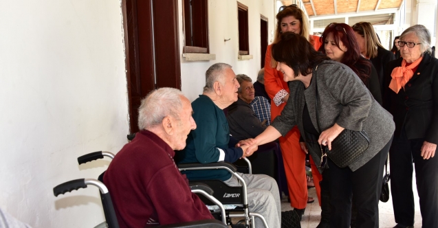 Zerrin Üstel'den yaşlılara moral ziyareti