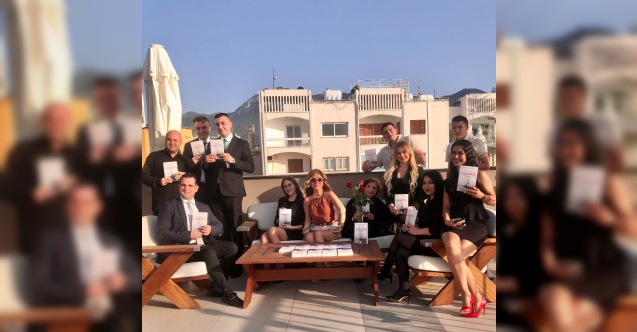 Solmaz Şahin, yeni kitabını okurları için imzaladı