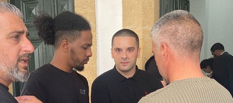 Polisleri görünce araçtan inip kaçmaya çalıştılar