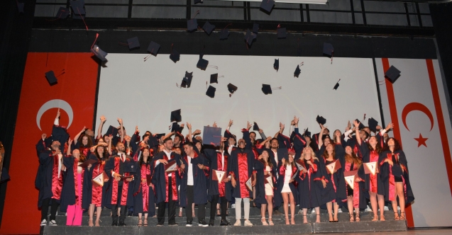 Genç veteriner hekimlerin mezuniyet sevinci