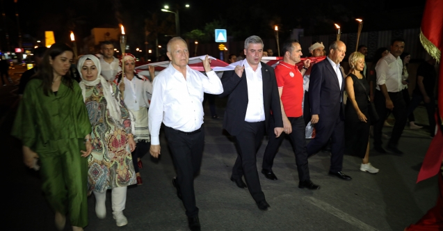 Mehteran eşliğinde "Bayrak Yürüyüşü"