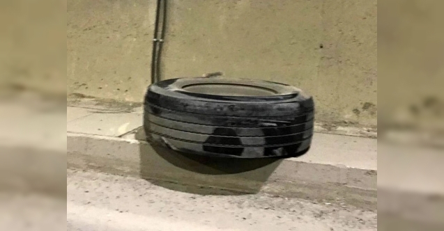 Tırdan fırlayan lastik, kaldırımdaki yayaya çarptı