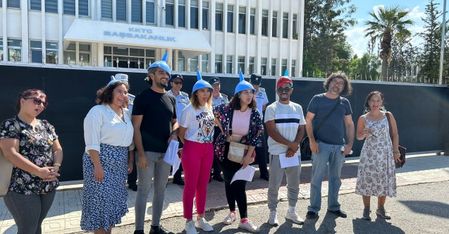 Başbakanlık önünde 'huni'li eylem: "Bizi siz delirttiniz"