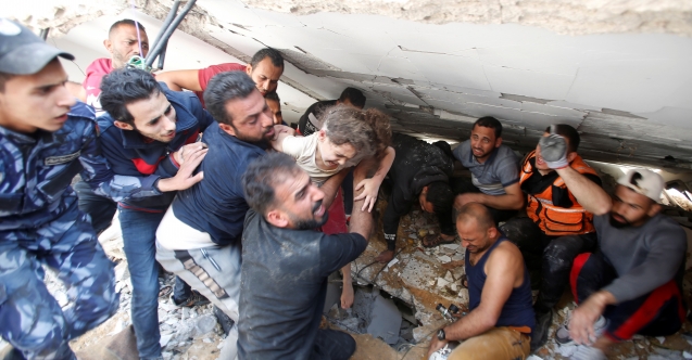 Gazze’de 1400’ü çocuk 2 binden fazla kişi enkaz altında