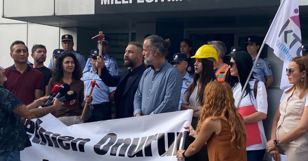 Öğretmenlerden bakanlığa çekiç ve tuvalet kağıdı