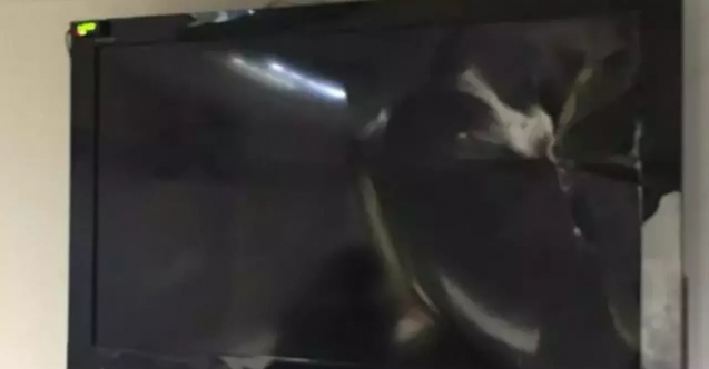 Maaşını alamadı diye televizyonu kırdı