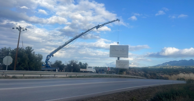 Alagadi'de reklam panoları sökülüyor