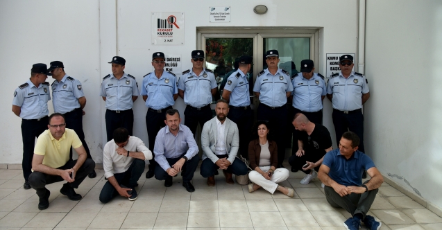 Öğretmenlerden KHK önünde oturma eylemi