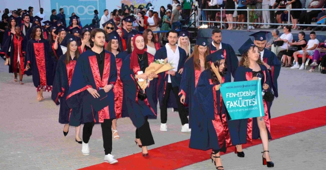 YDÜ'de mezuniyet coşkusu