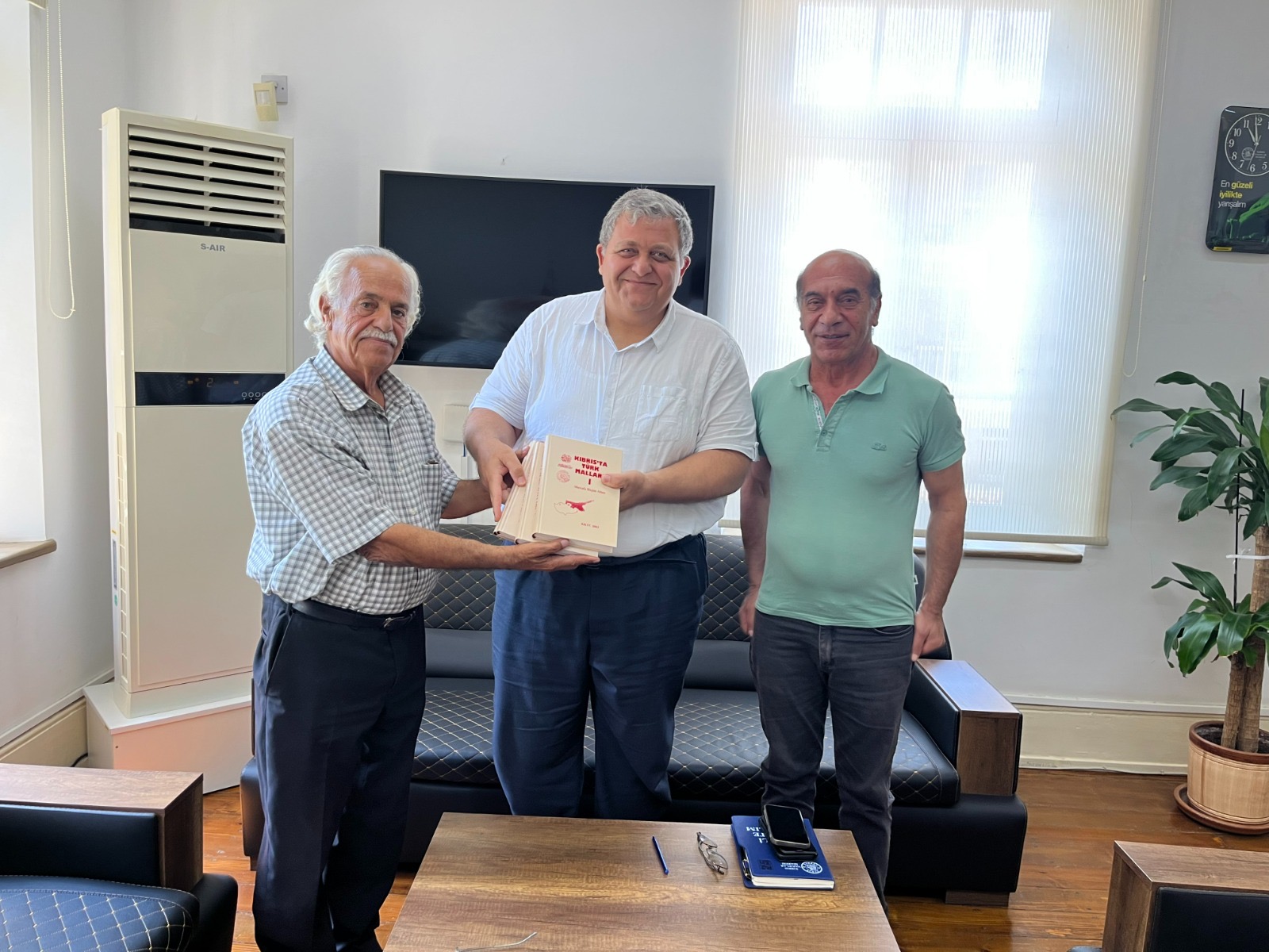 Kıbrıs Vakıflarının Tarihine Işık Tutan Eser, Prof. Dr. Mustafa Tümer’e Takdim Edildİ