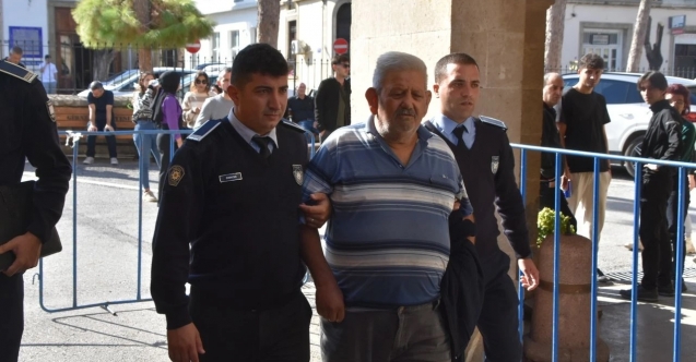 75 yaşındaki adam eşini dövdü