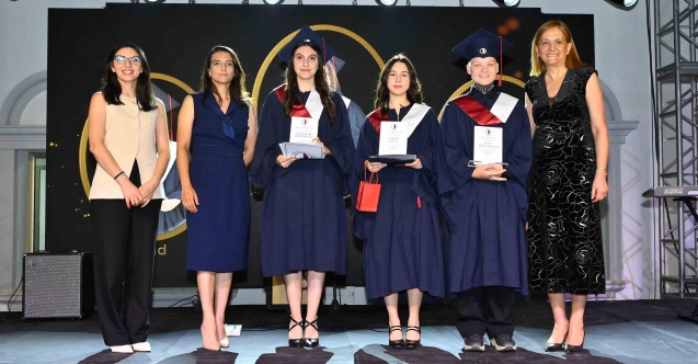 Yakın Doğu Yeniboğaziçi Koleji'nde coşkulu mezuniyet