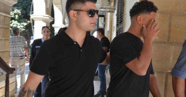 Kendi kendini ele verdi