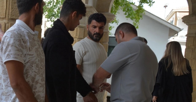 Dövdükleri kişinin gözünü kör ettiler