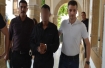 İçki şişesiyle kardeşine saldırdı