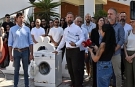 AÖA önünde çamaşır makineli protesto