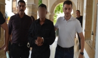 İçki şişesiyle kardeşine saldırdı