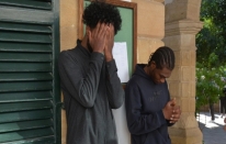 İki ev arkadaşı yakalandı