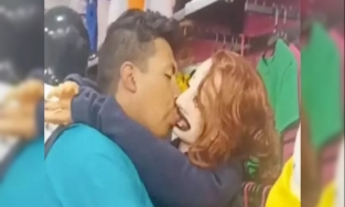 Bez bebekle evlenen adam, görenleri şaşkına çevirdi