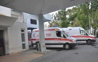 Odun keserken yaralandı