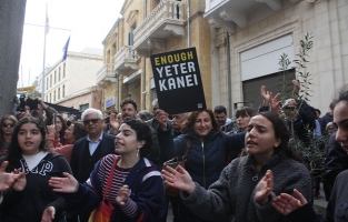 #UNITECYPRUSNOW kapıların kapatılmasını ara bölgede protesto etti