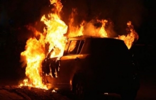 Yeni aldığı arabayı çalıştıramayınca benzin döküp yaktı