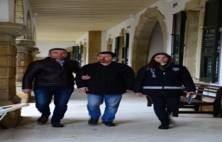 Yrd. Doç. Dr, eşine tabak fırlattı! İlk defası değil